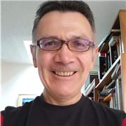 Profesor imparte clases de comunicación social